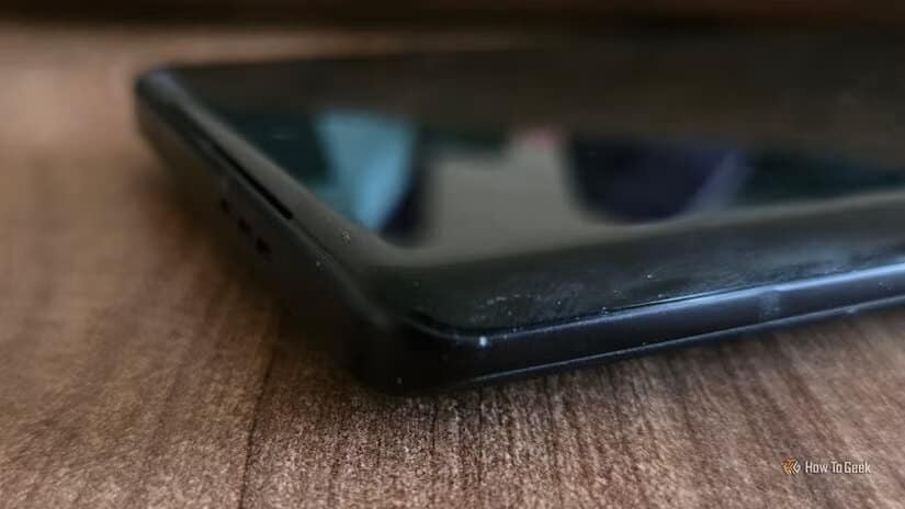 curved-screen-on-a-moto-edge-plus-2023 أربع ميزات قديمة في Android ما زال المستخدمون يتمنون عودتها