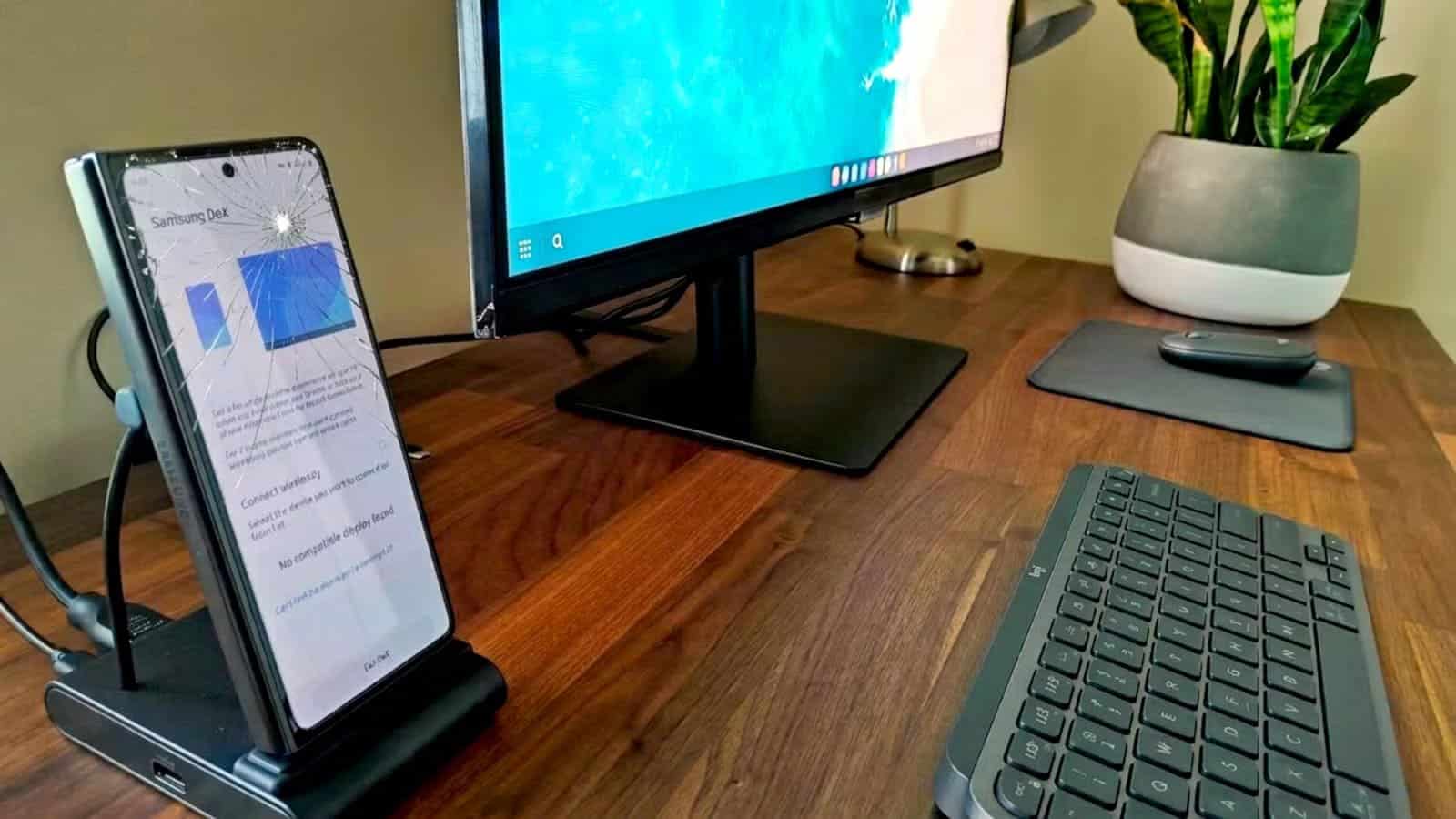 damaged-galaxy-phone-in-dex-dock حوّل هاتف Samsung المكسور إلى كمبيوتر صغير واستخدمه من جديد