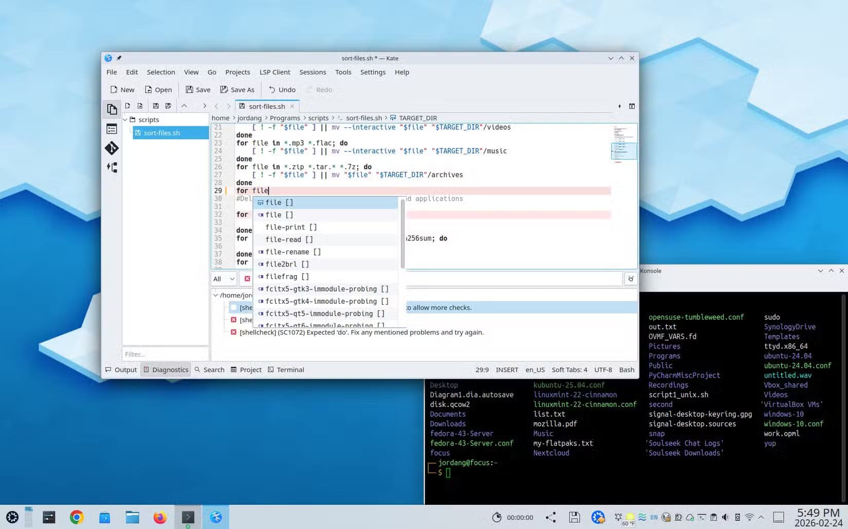 kubuntu-linux-24-04-lts-desktop-with-the-kate-text-editor-and-a-terminal-window-open لماذا يفضل بعض المبرمجين تعلم البرمجة باستخدام محرر Kate بدلاً من VS Code