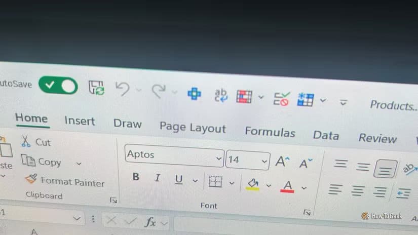 laptop-screen-showing-the-qat-in-microsoft-excel 6 إعدادات في واجهة Excel يجب تعديلها لزيادة السرعة والدقة قبل إنشاء أي جدول