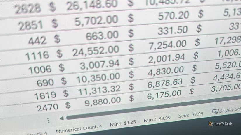 laptop-screen-showing-the-status-bar-in-microsoft-excel 6 إعدادات في واجهة Excel يجب تعديلها لزيادة السرعة والدقة قبل إنشاء أي جدول