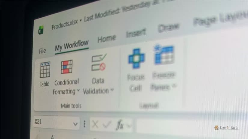 laptop-showing-a-customized-tab-on-the-excel-ribbon 6 إعدادات في واجهة Excel يجب تعديلها لزيادة السرعة والدقة قبل إنشاء أي جدول