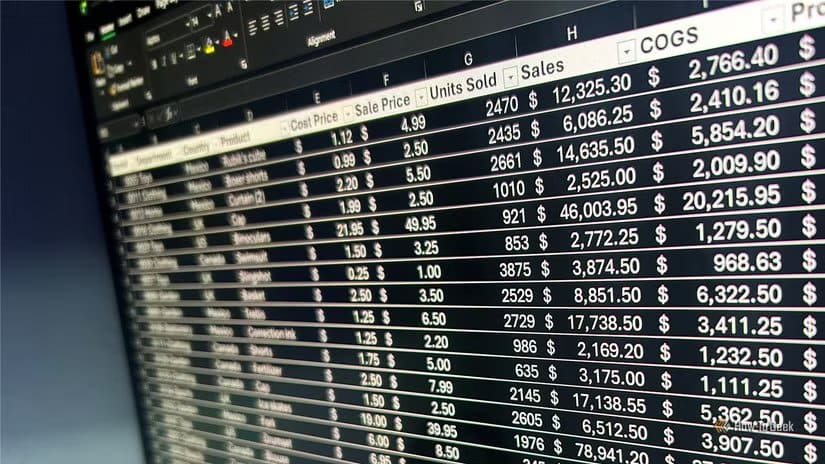 laptop-showing-microsoft-excel-in-full-dark-mode 6 إعدادات في واجهة Excel يجب تعديلها لزيادة السرعة والدقة قبل إنشاء أي جدول