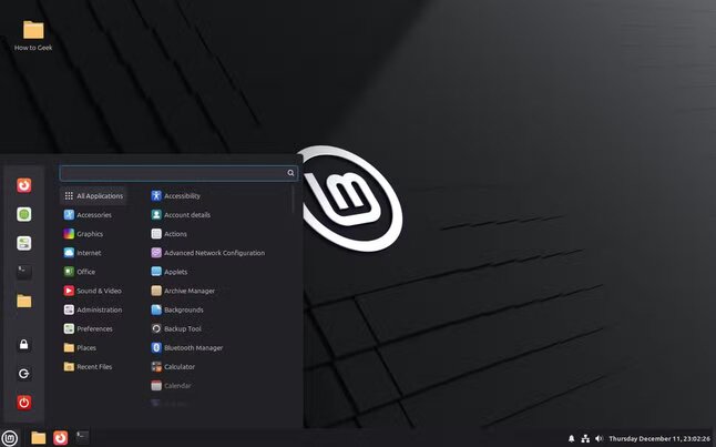 linux-mint-cinnamon-start-menu-like-app-launcher أفضل بيئات سطح المكتب في لينكس التي تتفوق على GNOME من حيث الأداء والتخصيص