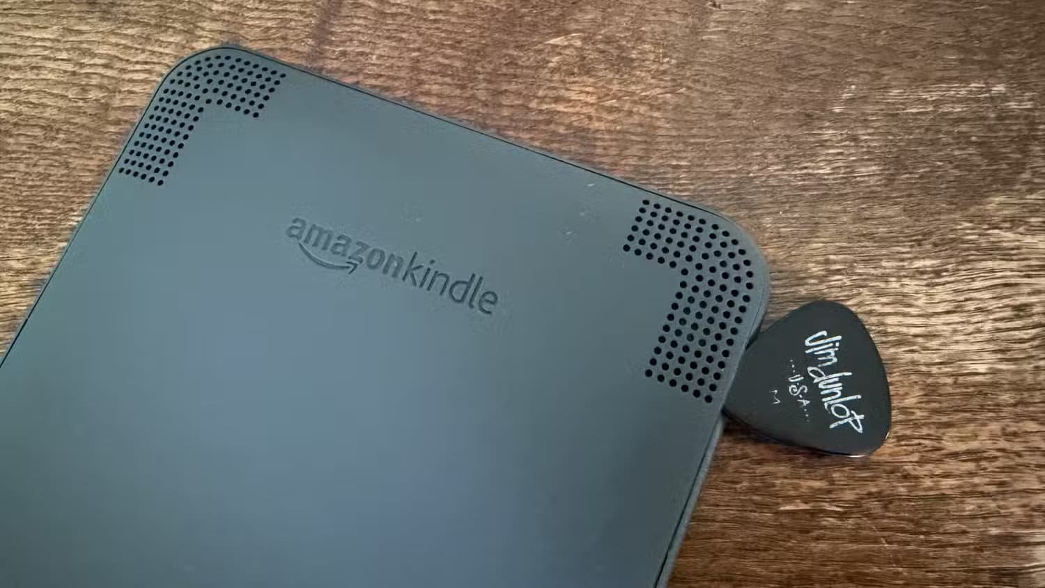 opening-a-kindle-with-a-guitar-plectrum-1 6 طرق فعالة لتحسين أداء جهاز Kindle القديم واستعادة سرعته