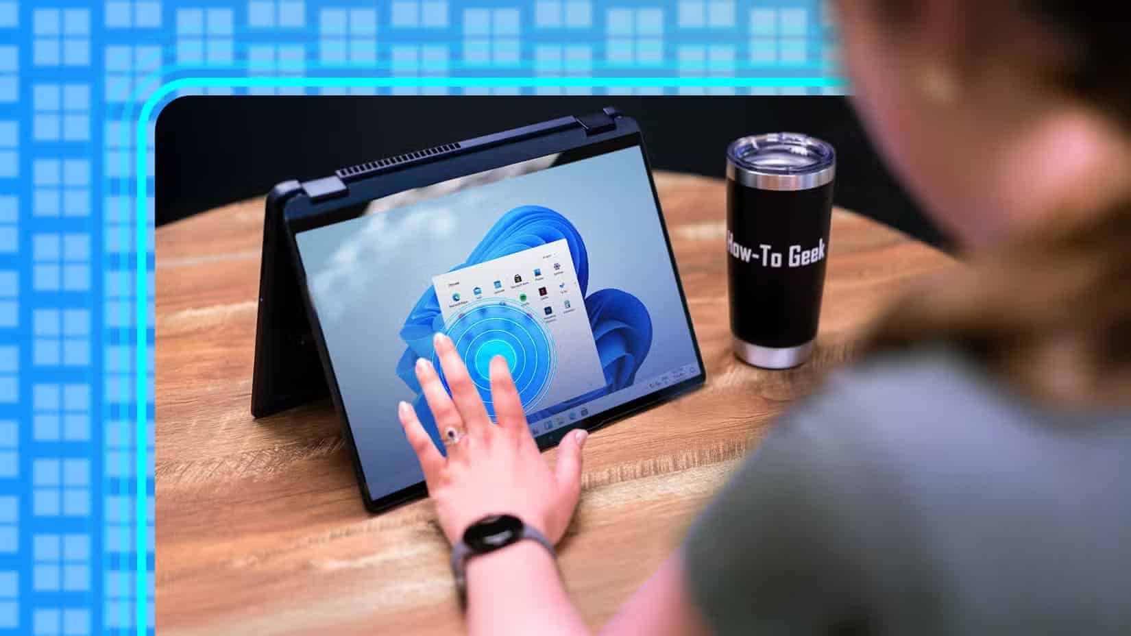 person-using-the-touch-screen-on-a-windows-11-laptop عشر ميزات أساسية لا يمكنني التنازل عنها عند شراء جهاز كمبيوتر محمول
