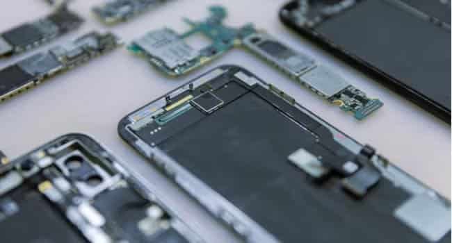 phone-taken-apart استبدال بطارية الهاتف خيار ذكي يطيل عمر جهازك ويوفر تكلفة شراء هاتف جديد
