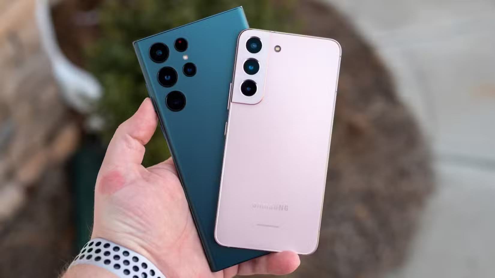 samsung-galaxy-s22-ultra-and-regular-in-hand حوّل هاتف Samsung المكسور إلى كمبيوتر صغير واستخدمه من جديد