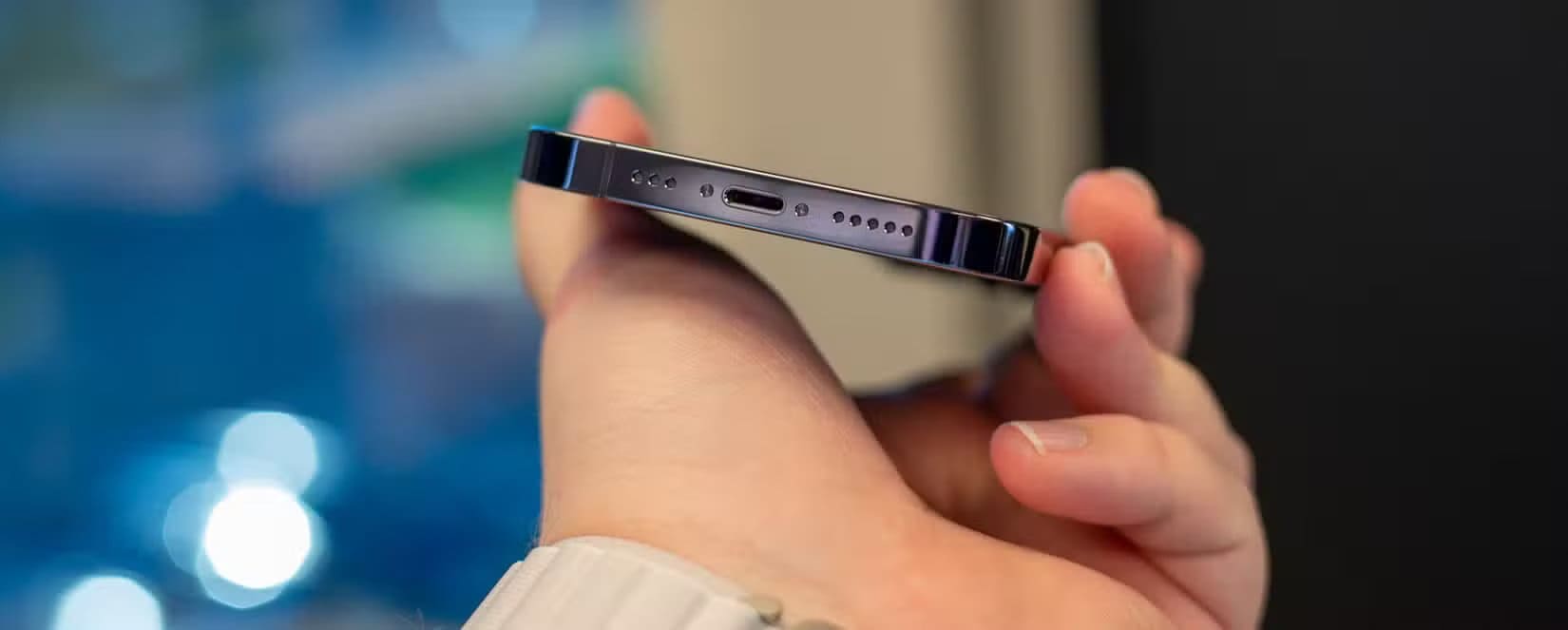 the-lightning-port-at-the-bottom-of-an-iphone-14-pro استبدال بطارية الهاتف خيار ذكي يطيل عمر جهازك ويوفر تكلفة شراء هاتف جديد