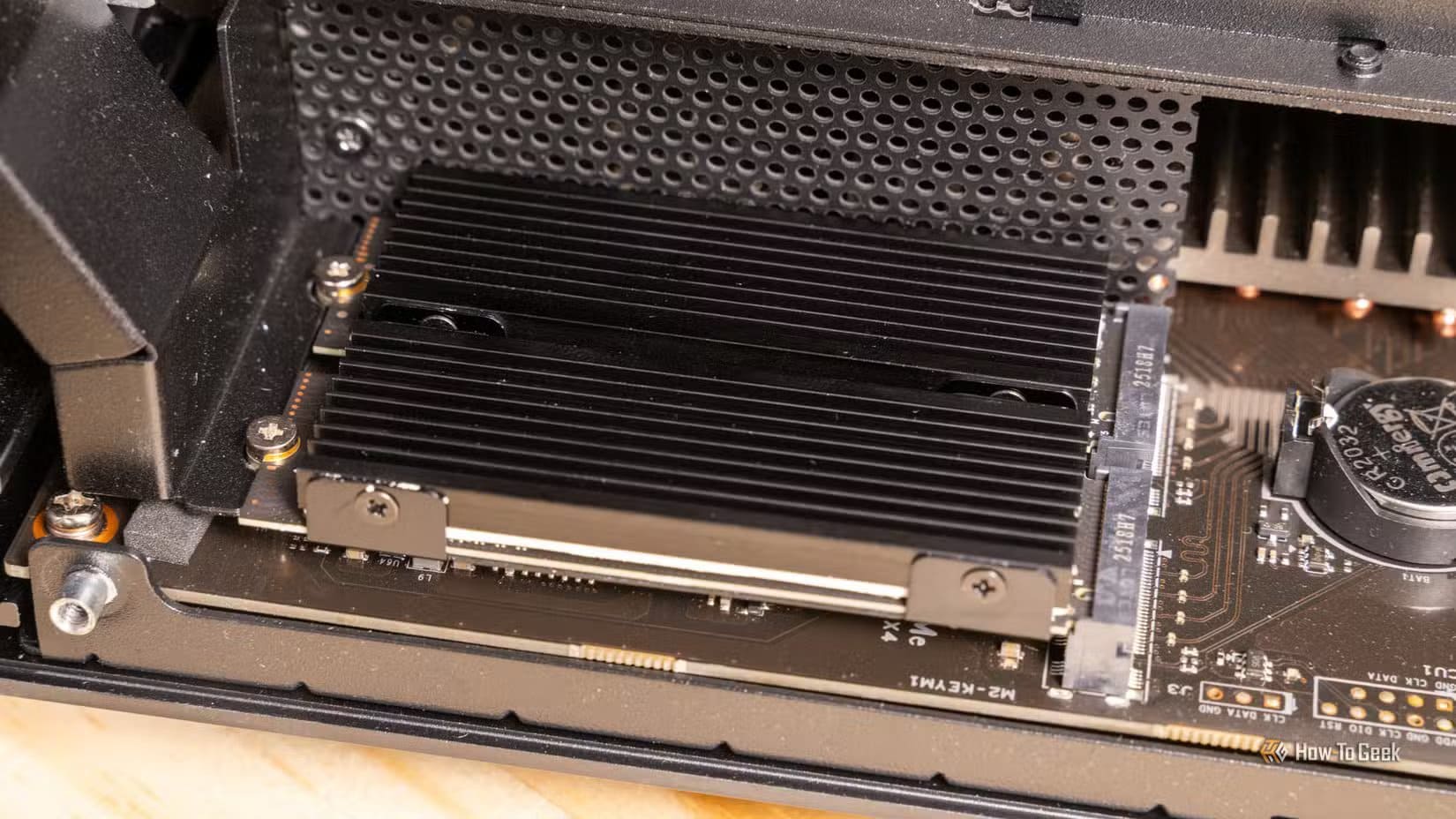the-m-2-heatsink-cover-installed-over-the-nvme-ssds-on-the-ugreen-idx6011-pro-nas-motherboard أفضل ترقيات رخيصة للكمبيوتر تحسن الأداء بسرعة وبدون تكلفة كبيرة