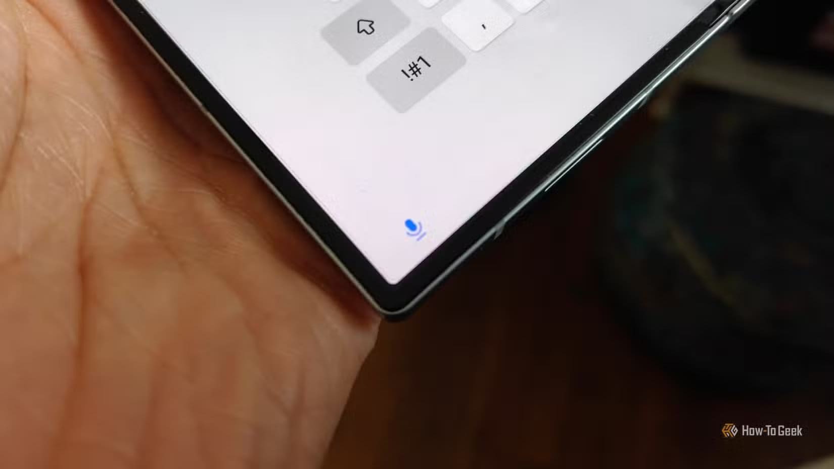 Ikon mikrofon pada keyboard Samsung di Galaxy Z Fold 6: Mengetik dengan suara di Android adalah cara tercepat untuk mengetik pesan tanpa menyentuh keyboard.