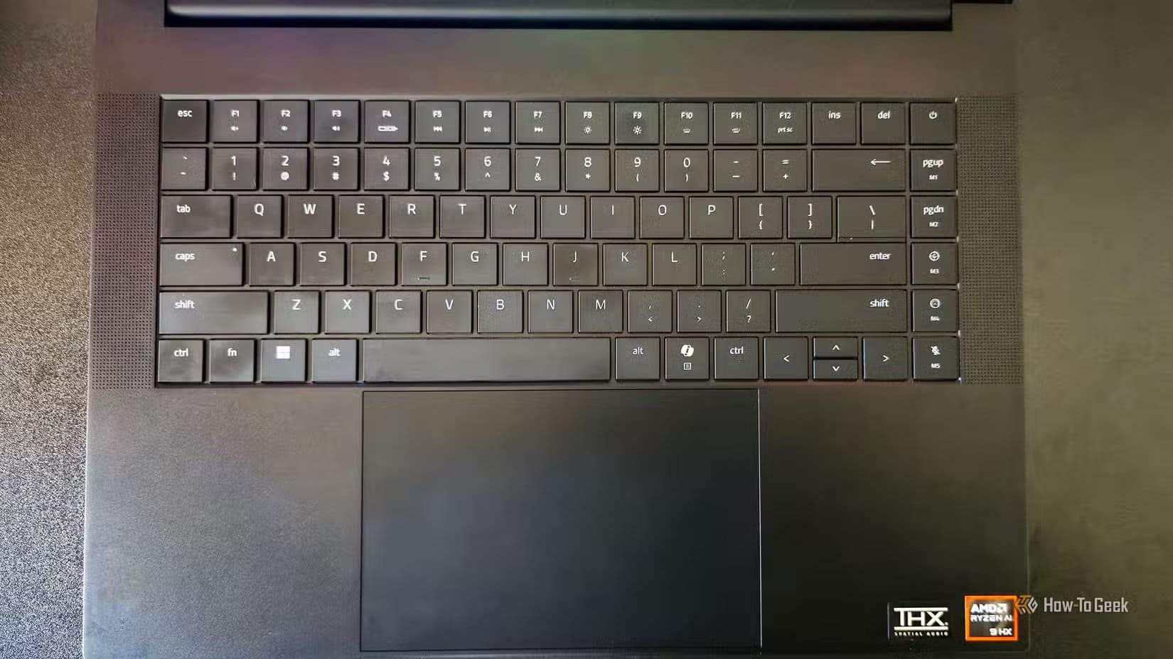 the-razer-blade-16-2025-gaming-laptop-s-keyboard-and-touchpad عشر ميزات أساسية لا يمكنني التنازل عنها عند شراء جهاز كمبيوتر محمول
