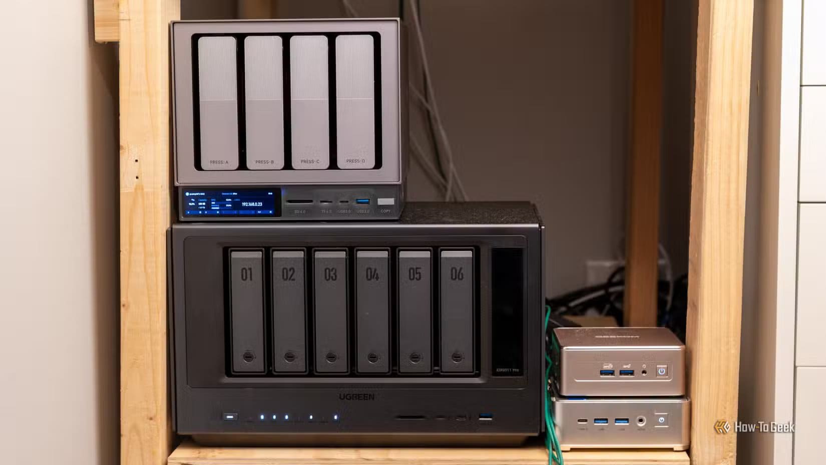 ugreen-nas-and-geekom-mini-pcs-on-a-wooden-homelab-shelf-1 لماذا لا يجب استخدام الأقراص الصلبة المكتبية في أجهزة NAS وتأثير ذلك على استقرار RAID