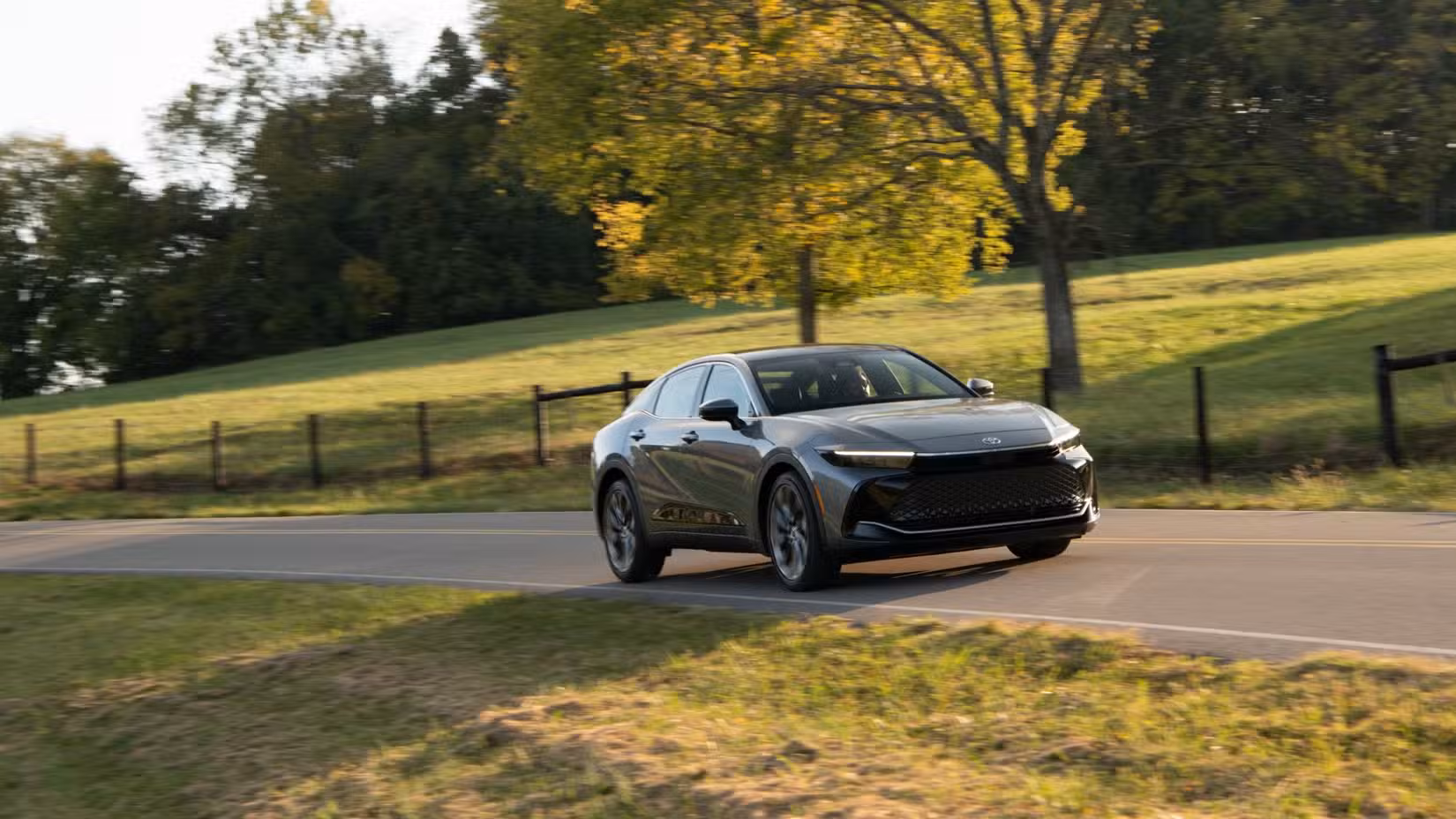 2025_crown_limited_heavymetal_030 أفضل سيارات السيدان الفاخرة التي تمنحك تجربة مميزة دون دفع ثمن العلامة التجارية