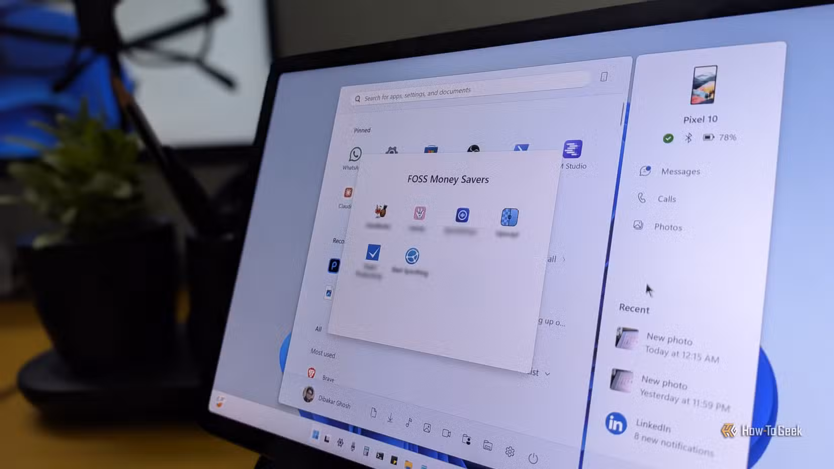 a-laptop-with-the-windows-start-menu-open-with-a-folder-of-apps-categorized-as-money-savers-2 5 طرق فعالة لتسريع الكمبيوتر المكتبي القديم وتحسين أدائه دون ترقية مكلفة