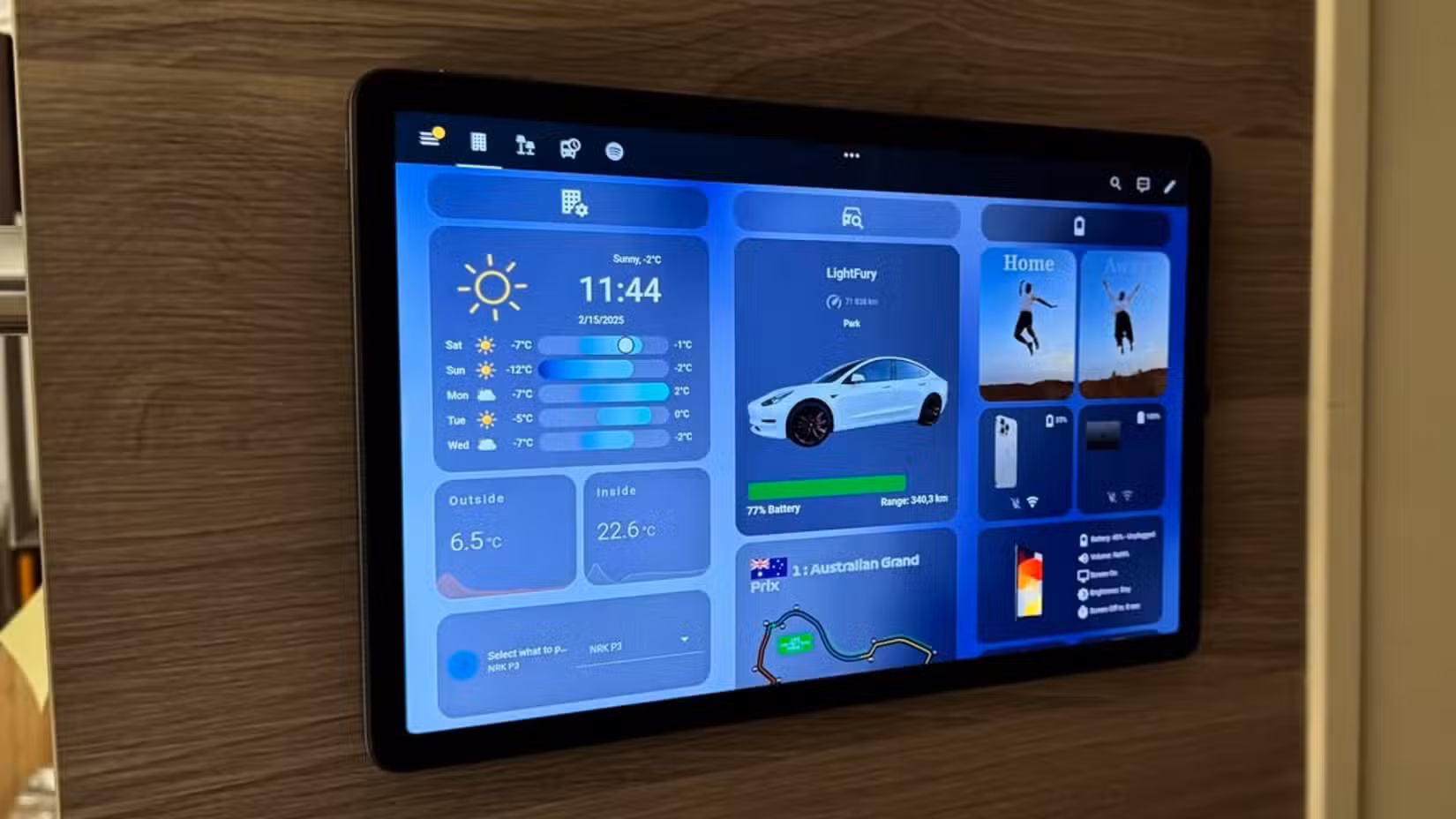 a-tablet-mounted-to-the-wall-with-a-home-assistant-dashboard-on-it 5 طرق ذكية لربط الطابعة ثلاثية الأبعاد بالمنزل الذكي والاستفادة منها يوميًا