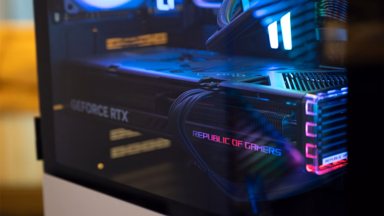 asus-republic-of-gamers-nvidia-geforce-rtx-gpu-inside-a-gaming-pc كيف يساعد الذكاء الاصطناعي مفتوح المصدر على أتمتة البحث وحماية بياناتك