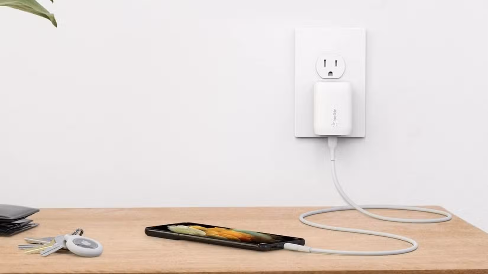 balkin-wall-charger-with-usb-c-charging-a-phone-on-a-desk أوقفت سخونة هاتف سامسونج أثناء الشحن بتعطيل هذا الإعداد البسيط