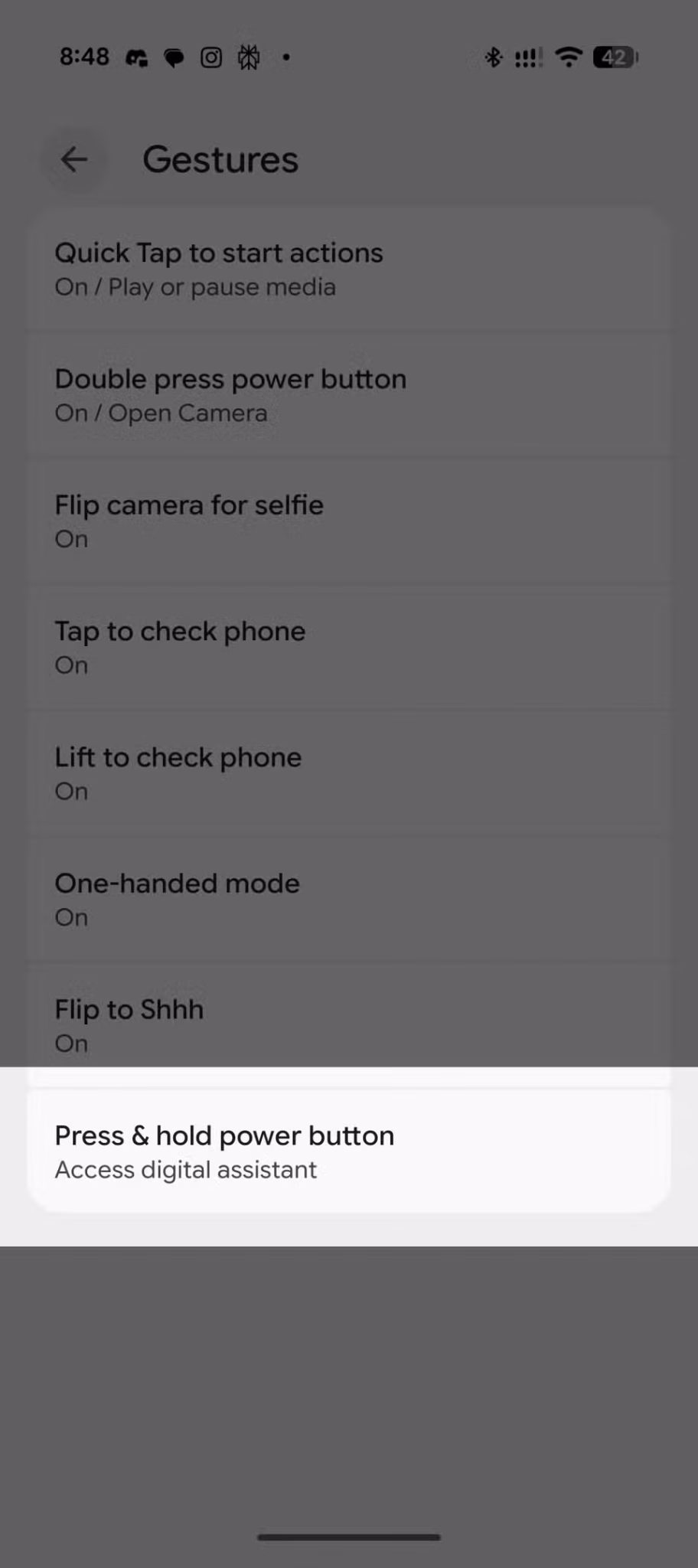gestures-settings-scrolled-to-press-and-hold-power-button-set-to-access-digital-assistant-scaled 5 إعدادات أغيّرها فورًا عند شراء هاتف Google Pixel جديد