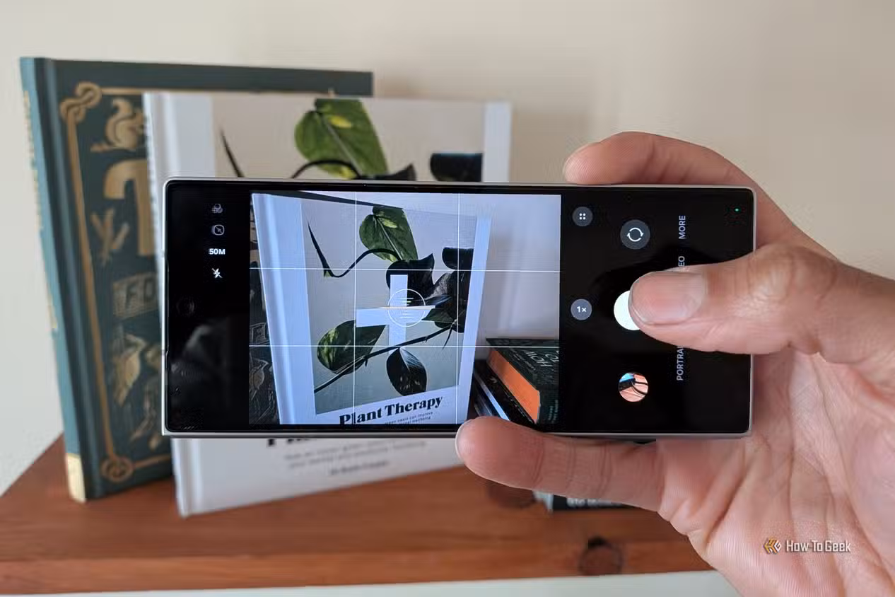 hand-taking-a-photo-using-a-samsung-galaxy-z-fold-6 4 أسرار بسيطة لتحسين جودة الصور بهاتف Samsung Galaxy