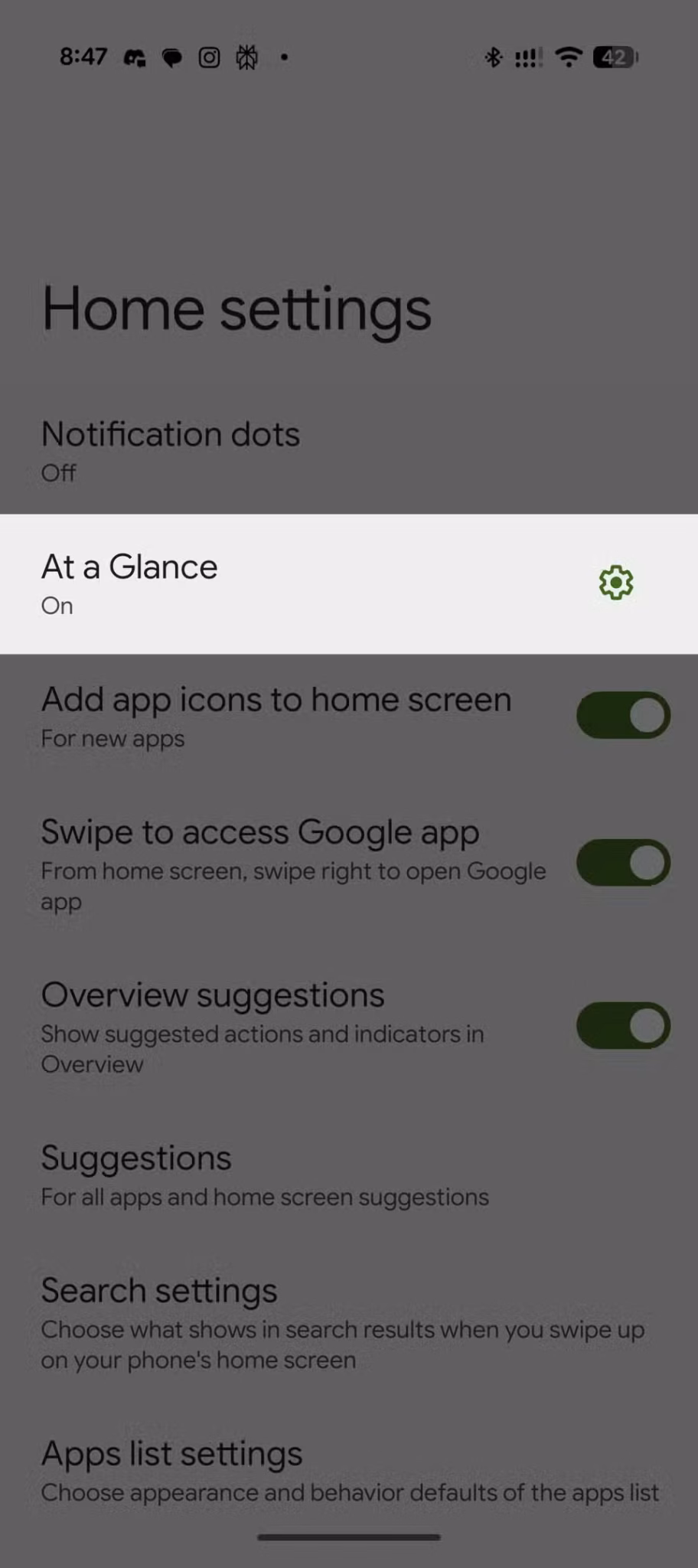 home-settings-page-with-at-a-glance-toggled-on-above-home-screen-customization-options-scaled 5 إعدادات أغيّرها فورًا عند شراء هاتف Google Pixel جديد