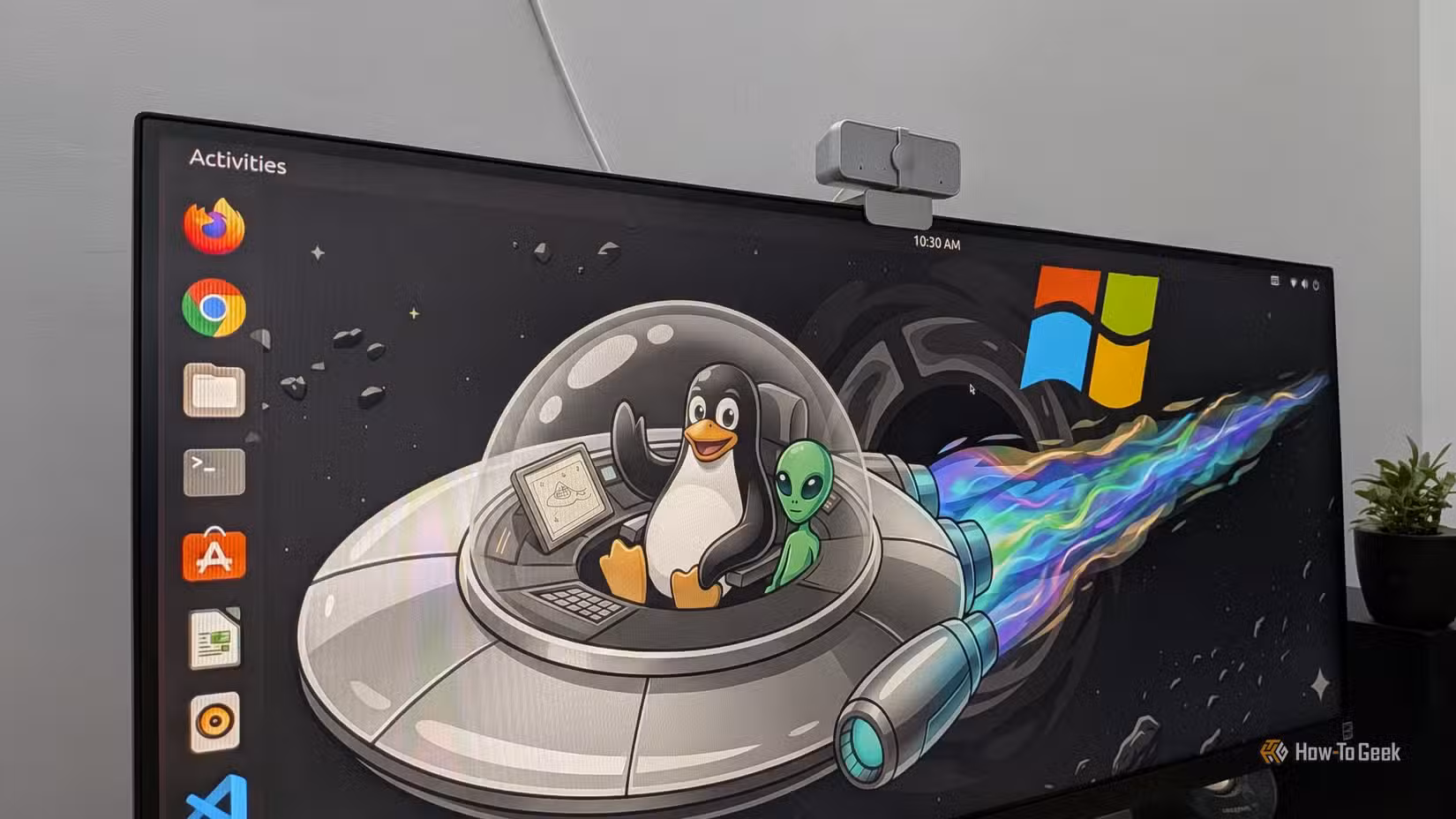 image-of-ubuntu-running-on-a-pc-with-a-wallpaper-showing-the-linux-mascot-tux-riding-with-an-alien-in-a-ufo لماذا يخسر ويندوز مستخدمي الكمبيوتر لصالح لينكس وأبل وجوجل