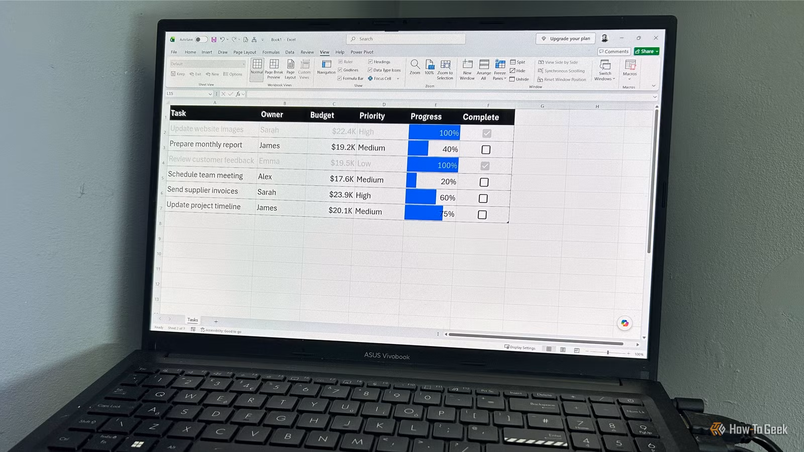 laptop-screen-showing-an-excel-table-with-various-formats-applied 5 أدوات تنسيق في Excel تجعل جداول البيانات أكثر احترافية وتنظيمًا