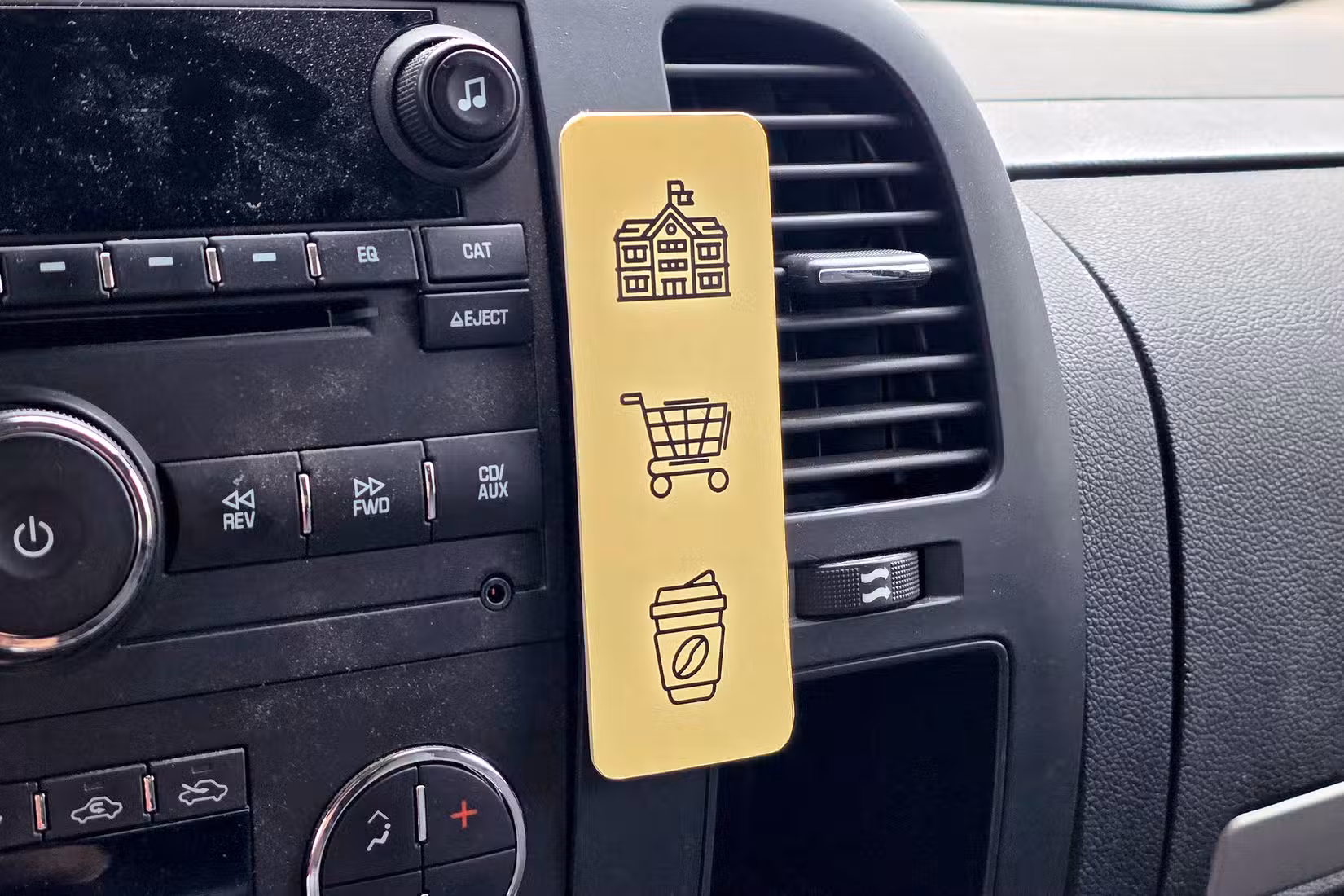 nfc-tags-on-a-card-in-a-car كيف تستخدم علامات NFC لتشغيل اختصارات Android Auto بسرعة داخل سيارتك