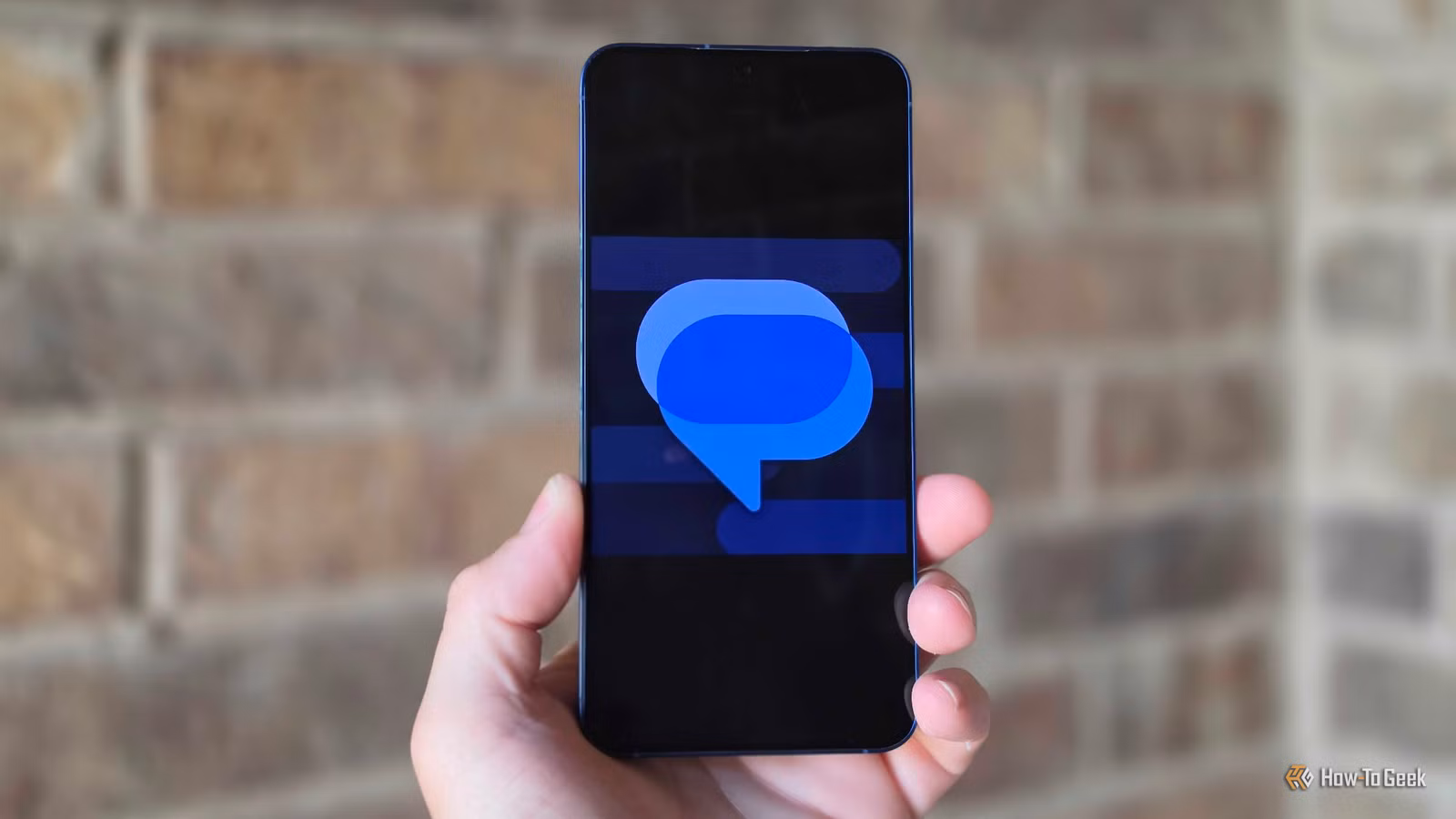 samsung-phone-with-google-messages-icon 4 إعدادات في رسائل Google أغيّرها لتحسين تجربة المراسلة على أندرويد