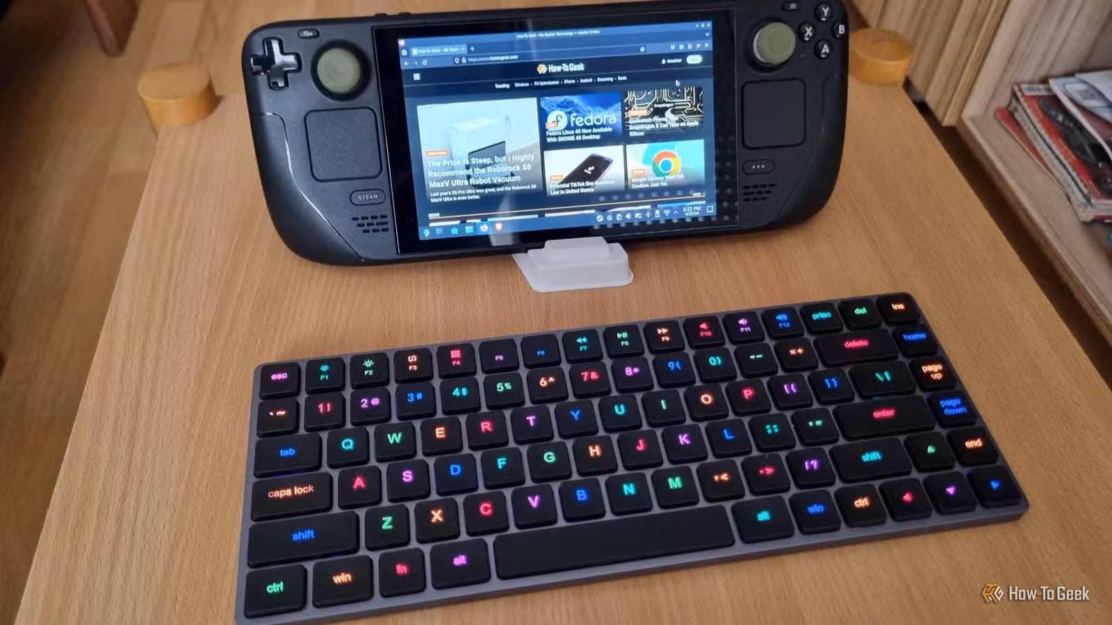 a-steam-deck-with-a-low-profile-keyboard-in-front-of-it-1 لماذا يعمل Linux بشكل أفضل على أجهزة الألعاب المحمولة مقارنةً باللابتوبات