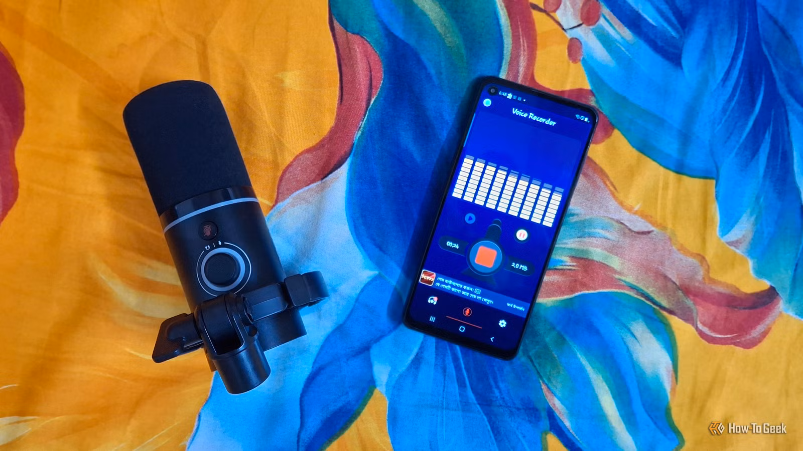 a-usb-micrphone-and-a-phone-recording-audio-kept-side-by-side لا تشترِ ميكروفون USB قبل تجربة هاتفك كميكروفون للكمبيوتر