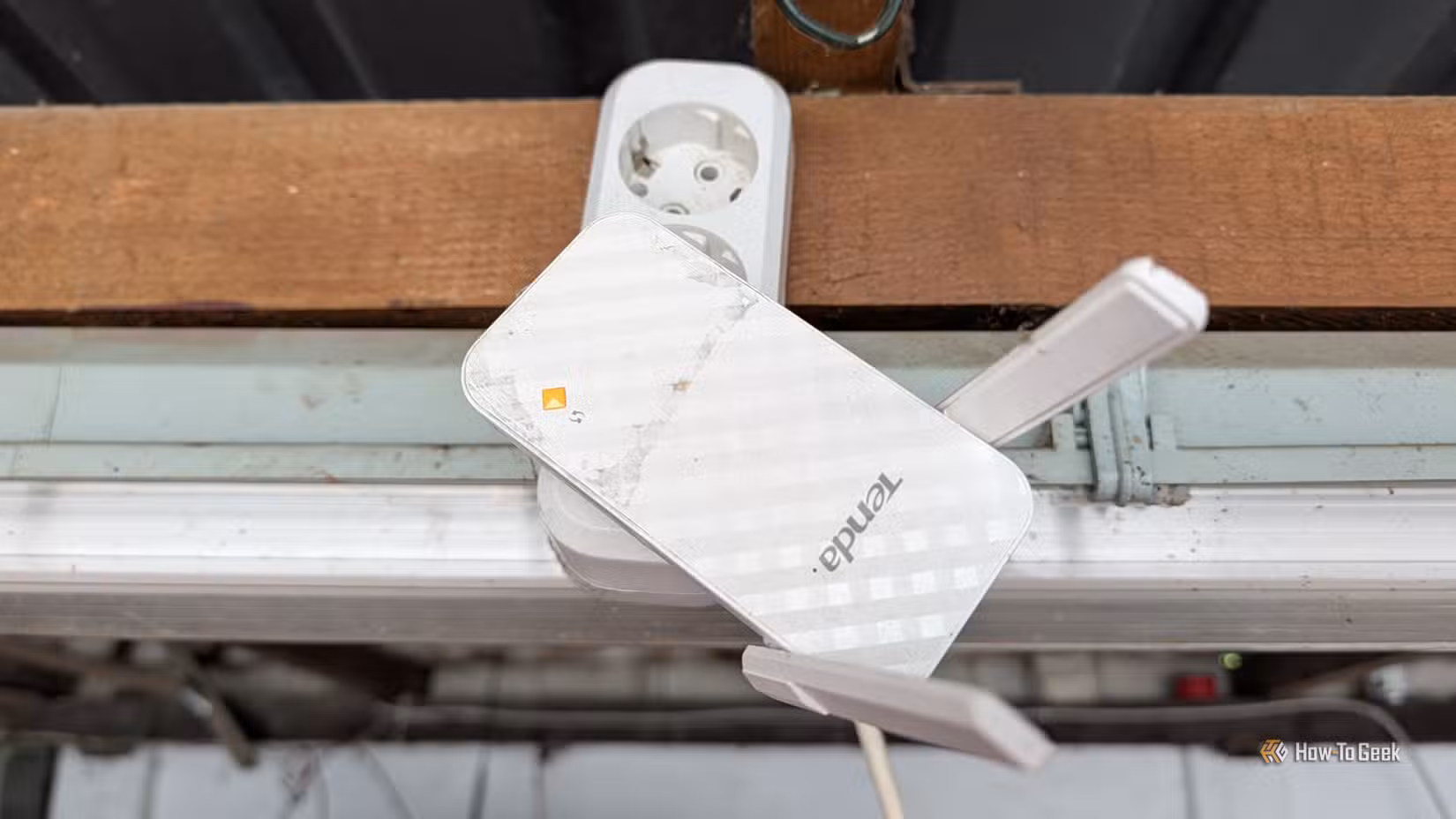 a-wi-fi-extender-05 6 طرق فعالة لتحسين سرعة واستقرار شبكة الواي فاي في المنزل
