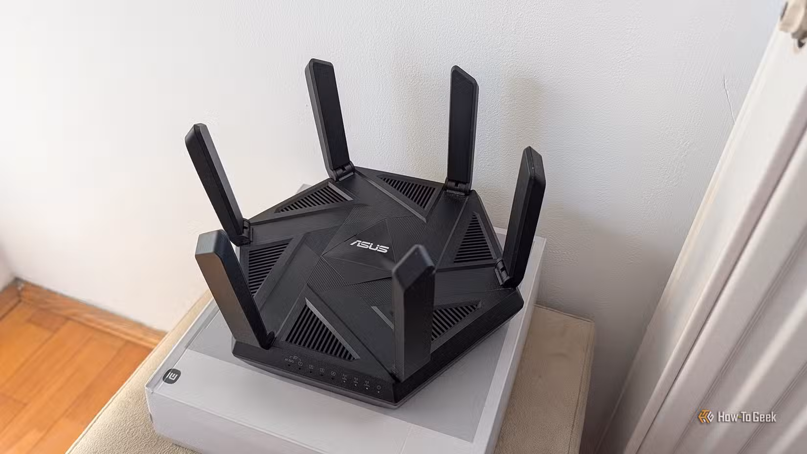 an-asus-wi-fi-6e-router-placed-on-a-box لماذا لا يكشف اختبار سرعة الواي فاي المشكلة الحقيقية في شبكتك