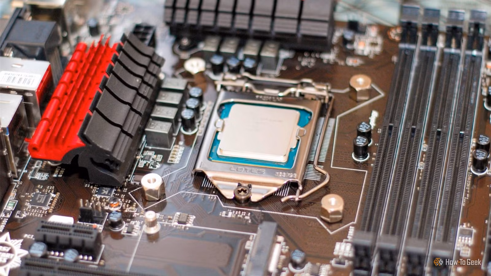 an-old-cpu-on-a-motherboard-without-ram بطارية CMOS في الكمبيوتر تضعف إليك العلامات التي تكشف قرب نفادها وكيفية استبدالها