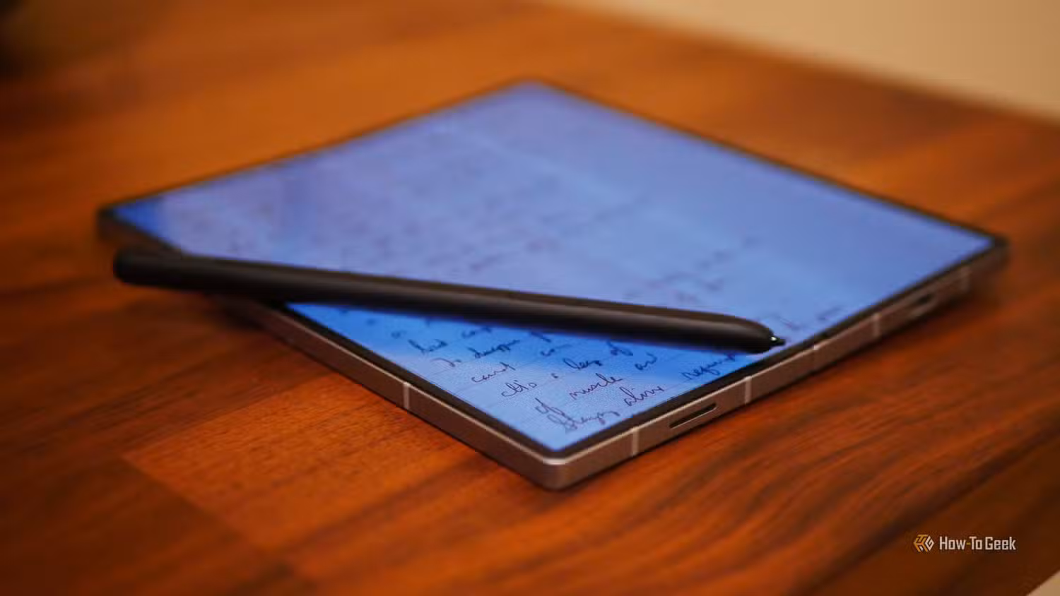 an-s-pen-on-top-of-a-samsung-galaxy-z-fold-6-running-samsung-notes 4 تطبيقات سامسونج مفيدة قد لا تعرفها وتستحق إضافتها إلى شاشتك الرئيسية