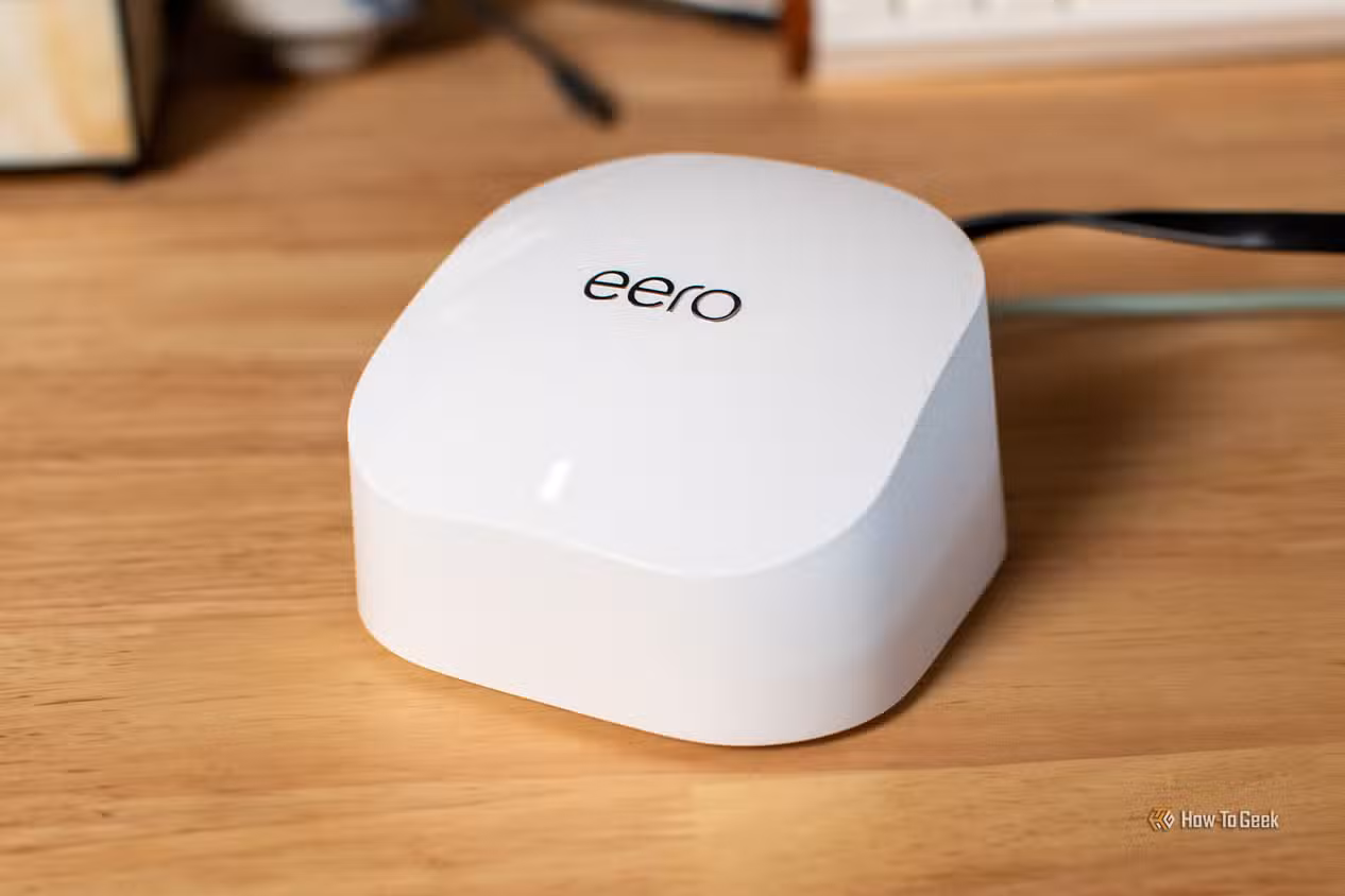 front-view-of-amazon-eero-wi-fi-router 6 طرق فعالة لتحسين سرعة واستقرار شبكة الواي فاي في المنزل