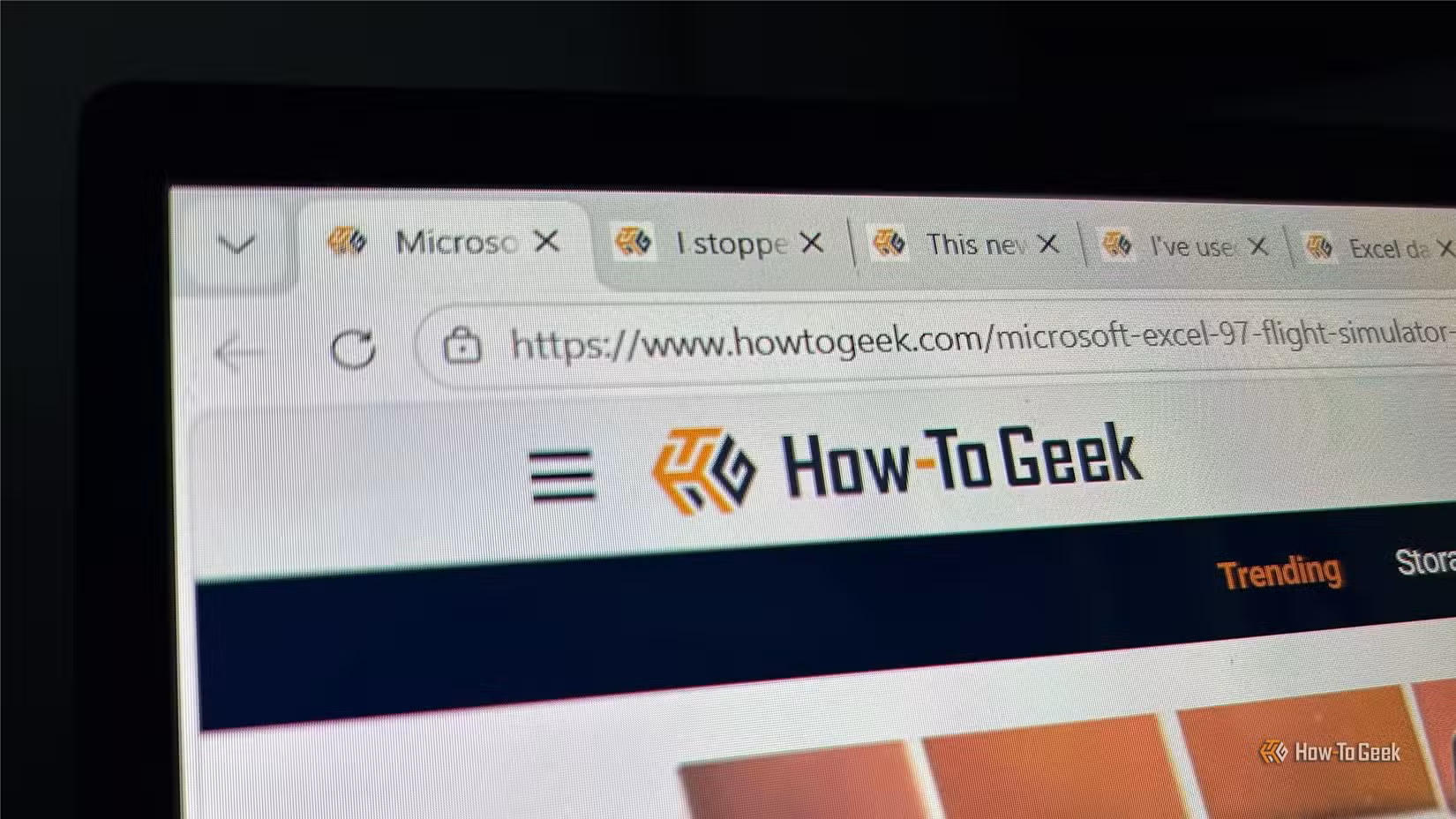 in-microsoft-edge-the-how-to-geek-website-is-open-alongside-several-tabs-in-the-browser 5 تطبيقات تستهلك ذاكرة RAM في Windows 11 وقد لا تحتاج إليها