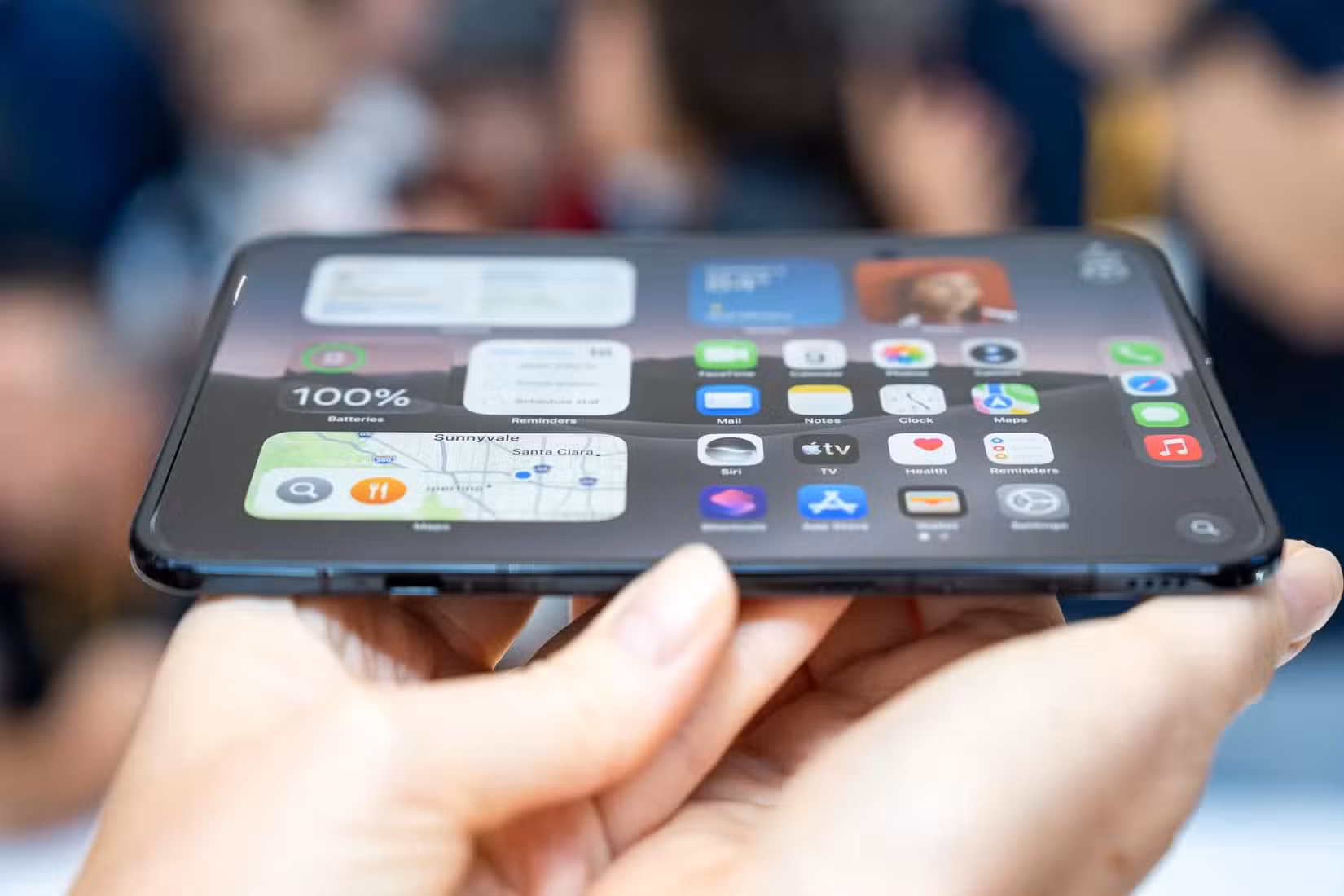 iphone-duo-verge-webp iPhone Duo يكشف 7 سنوات من تأخر آيفون عن منافسي الهواتف القابلة للطي