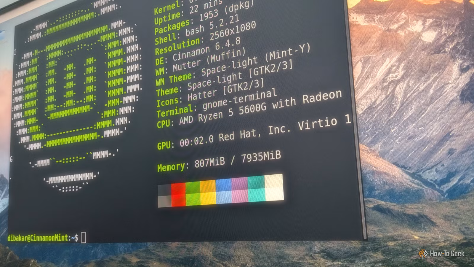 linux-mint-desktop-with-a-customized-version-of-cinnamon-looking-like-macos-having-the-linux-terminal-active-showing-neofetch-1 لماذا ينتقل مستخدمو Windows إلى Linux Mint وما الذي يميزه