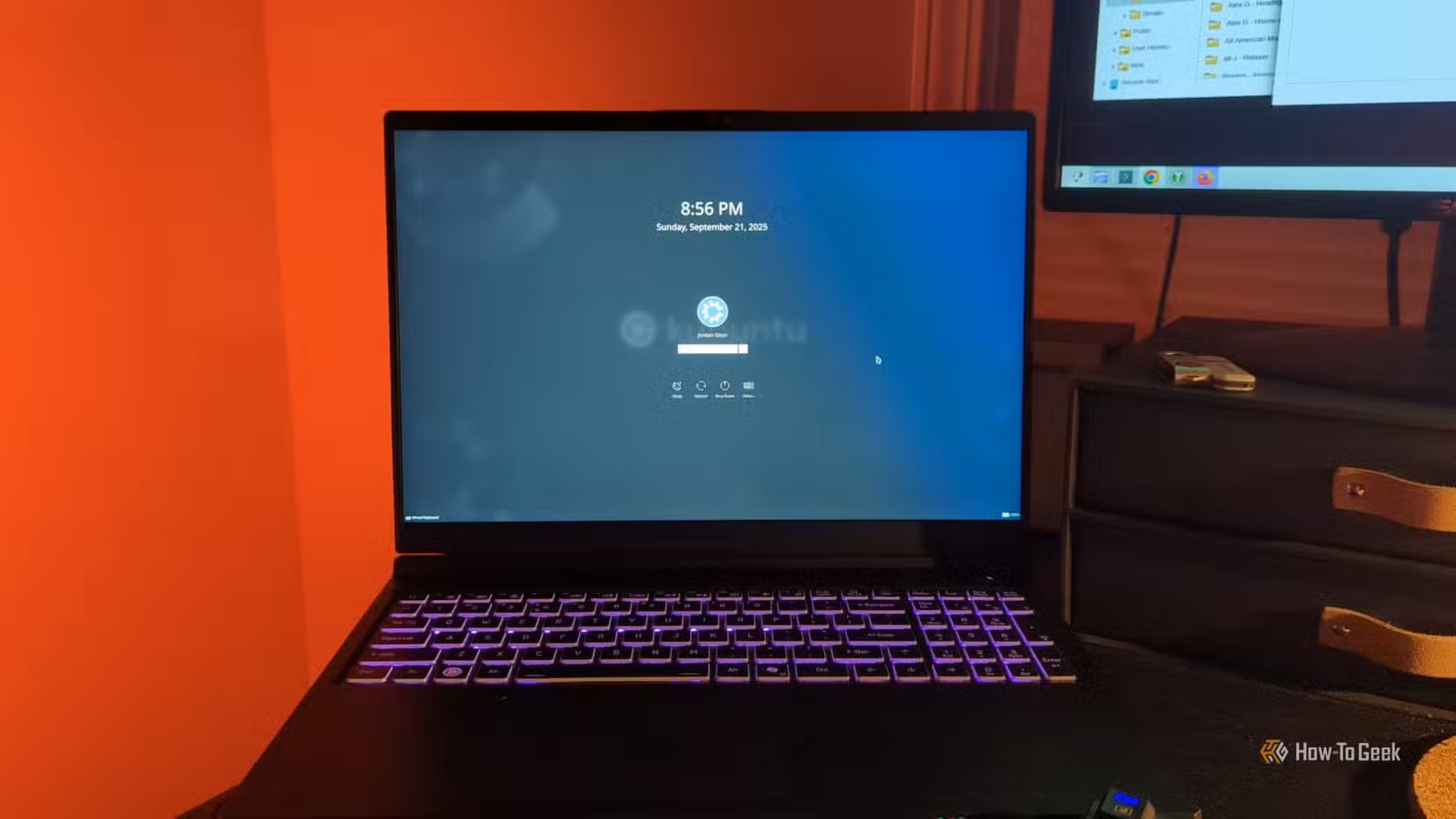lock-screen-on-the-kubuntu-focus-m2-gen-6-laptop لماذا يعمل Linux بشكل أفضل على أجهزة الألعاب المحمولة مقارنةً باللابتوبات