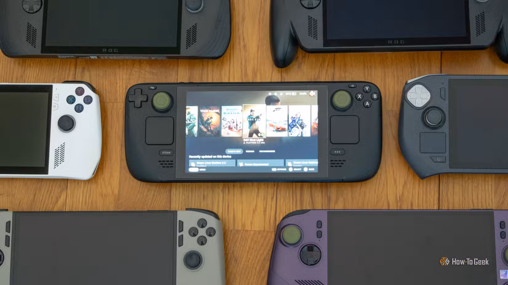 seven-handheld-pcs-lying-on-a-floor-02 لماذا يعمل Linux بشكل أفضل على أجهزة الألعاب المحمولة مقارنةً باللابتوبات