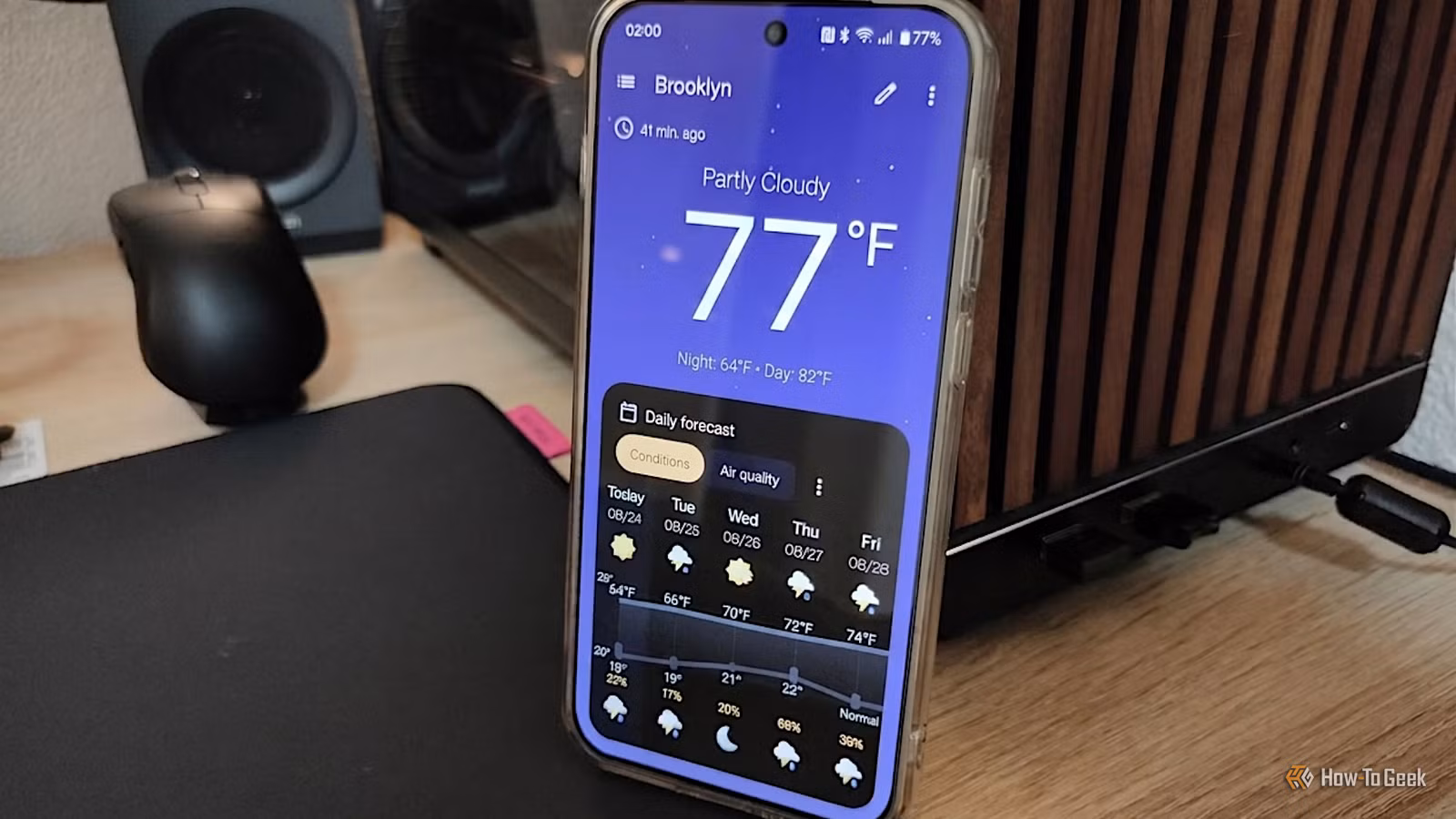 the-breezy-weather-app-on-an-android-phone 4 تطبيقات أندرويد مفتوحة المصدر تستحق التجربة بدل تطبيقات متجر بلاي الشهيرة