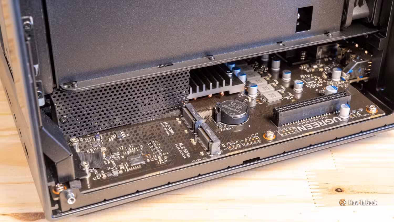 the-ugreen-idx6011-pro-nas-motherboard-from-above-showing-the-m-2-nvme-slots-heatsink-and-cmos-battery بطارية CMOS في الكمبيوتر تضعف إليك العلامات التي تكشف قرب نفادها وكيفية استبدالها