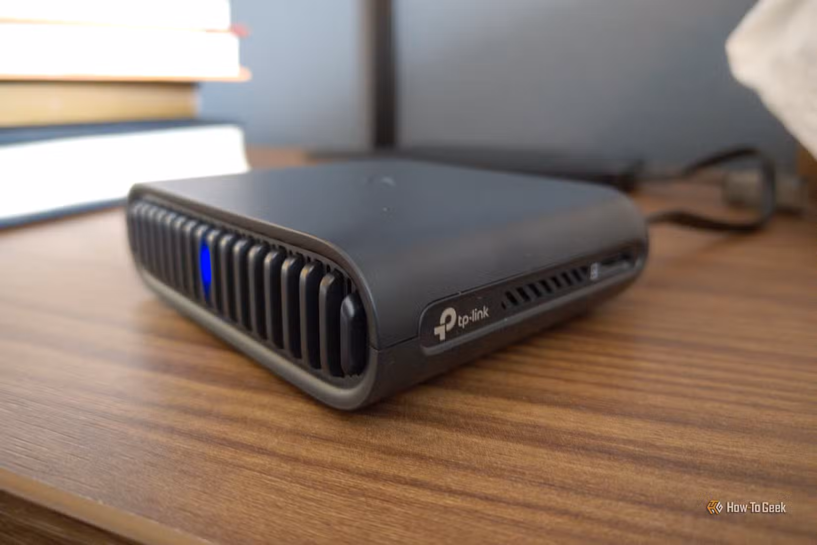 tp-link-logo-on-a-travel-router لماذا يمكن لخادم DNS ثانٍ أن يحل مشكلات في المنزل لا علاقة لها بالإنترنت
