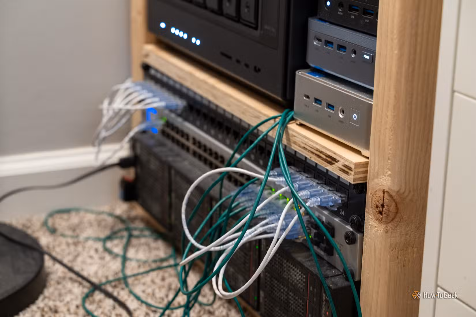 unifi-us-48-500w-managed-poe-network-switch-in-rack-with-green-and-white-ethernet-cables-1 6 طرق فعالة لتحسين سرعة واستقرار شبكة الواي فاي في المنزل