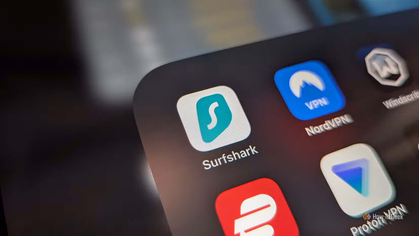 vpn-folder-on-an-ipad-with-close-up-on-surfshark هل يحتوي الراوتر على VPN مدمج وكيف يمكنك استخدامه بشكل صحيح