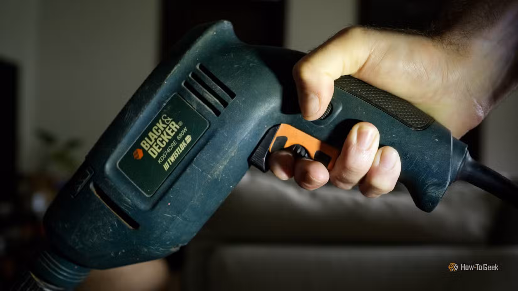 a-person-holding-a-black-decker-hammer-drill 5 أدوات كهربائية سلكية لا تزال تتفوق على الأدوات اللاسلكية في أعمال كثيرة