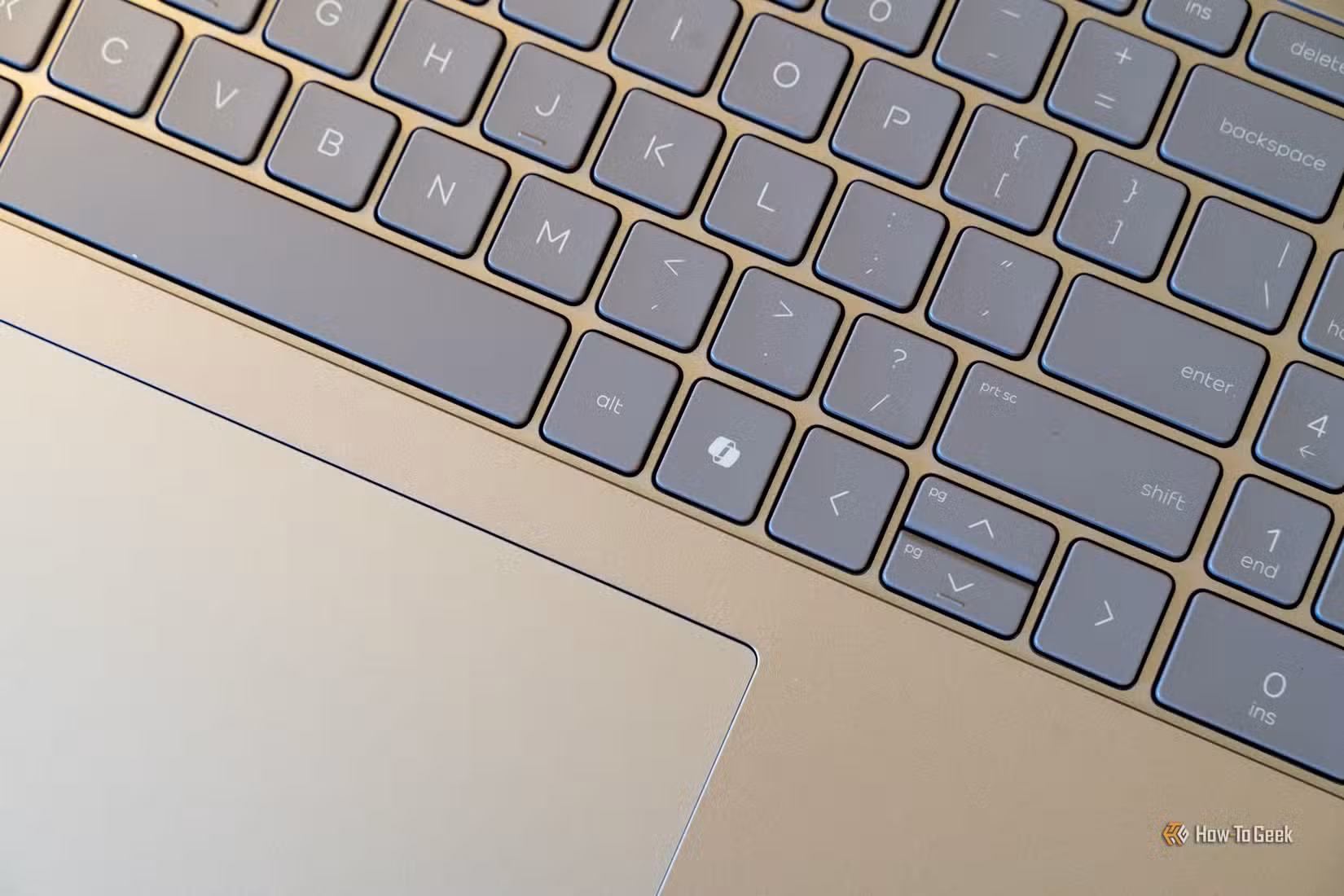 hp-omnibook-3-keyboard-close-up-with-dedicated-copilot-key 6 إعدادات في ويندوز 11 يمكنك تغييرها الآن لتحسين تجربة الاستخدام