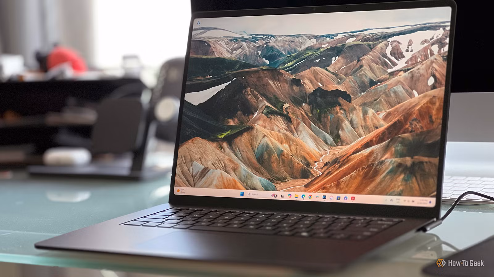 microsoft-surface-laptop-7-profile-1 6 إعدادات في ويندوز 11 يمكنك تغييرها الآن لتحسين تجربة الاستخدام