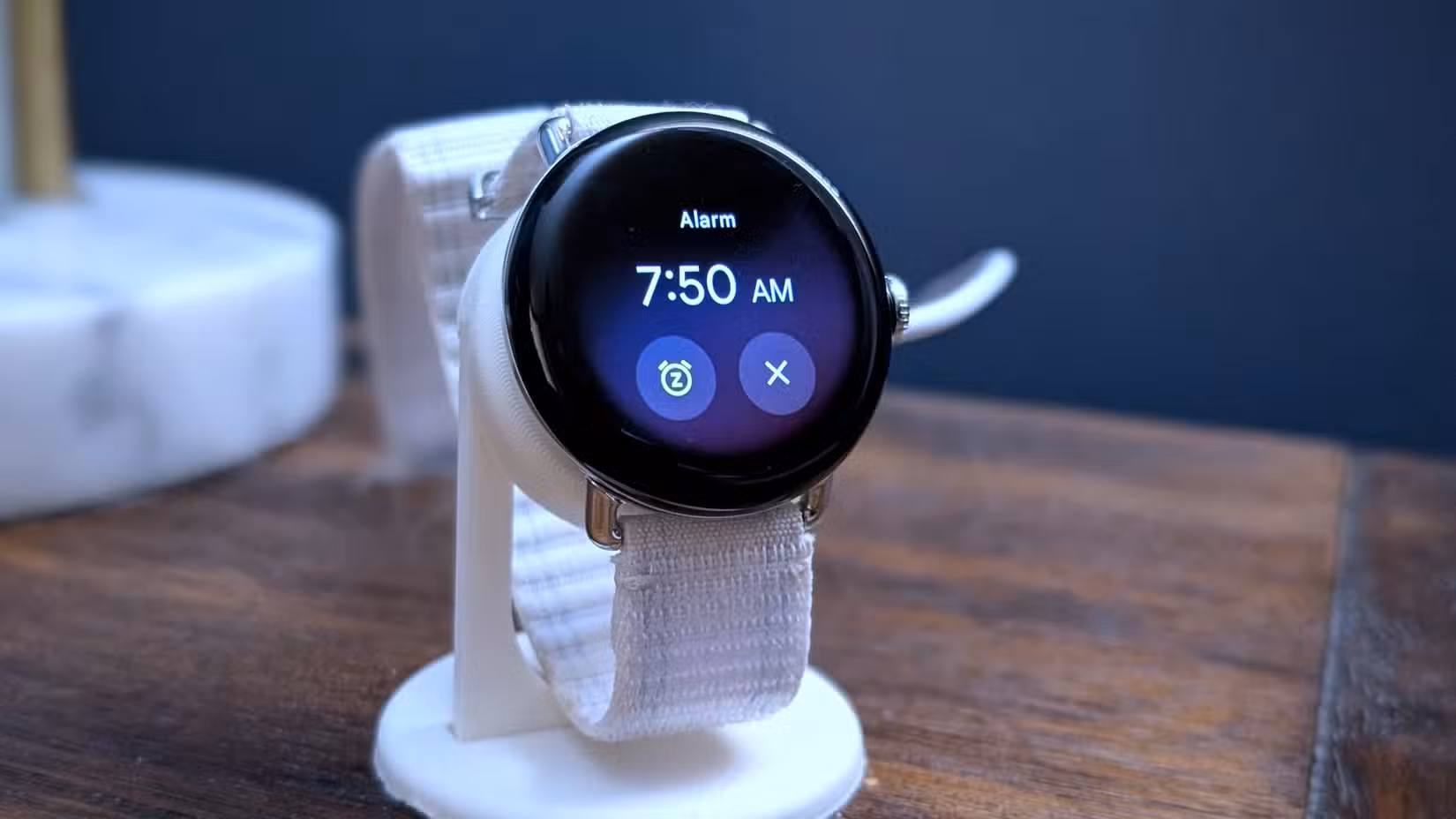 smartwatch-alarm-clock 5 أفكار عملية لإعادة استخدام ساعة Pixel Watch القديمة بدلًا من تركها في الدرج